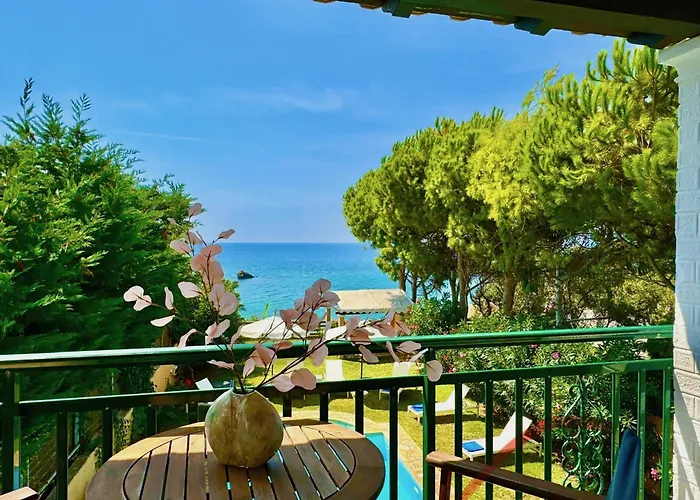 Beachfront Rania With Private Pool By Dadovillas