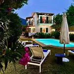 Vila Beachfront Rania With Private Pool By Dadovillas